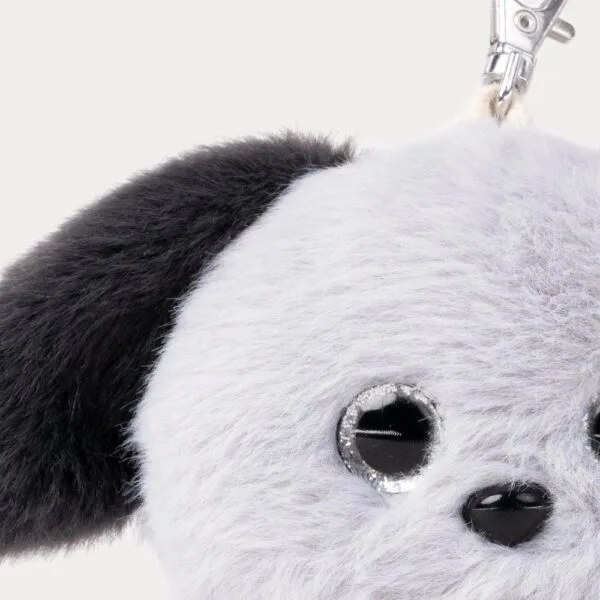 灰狗狗吊飾眼睛特寫